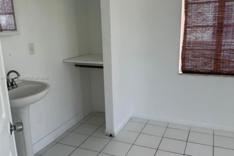 Villa ou maison à louer à Miami, Floride: 2 chambres № 2073261 - photo 20