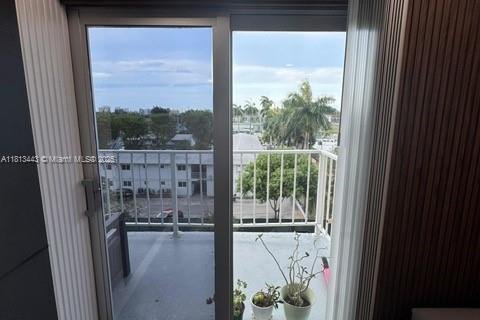 Condo in Miami, Florida, 2 bedrooms  № 1875345 - photo 16