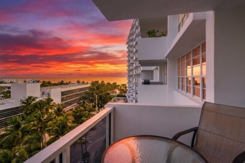 Купить кондоминиум в Майами-Бич, Флорида 1 спальня, 76.18м2, № 1986296 - фото 1