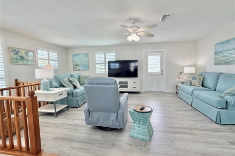 House in Redington Shores, Florida 4 bedrooms, 197.7 sq.m. № 2216059 - photo 7