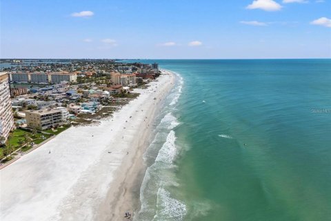 House in Redington Shores, Florida 4 bedrooms, 197.7 sq.m. № 2216059 - photo 3