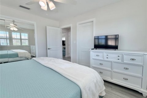 House in Redington Shores, Florida 4 bedrooms, 197.7 sq.m. № 2216059 - photo 17
