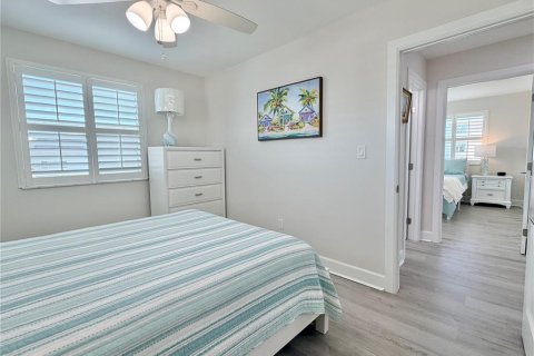 House in Redington Shores, Florida 4 bedrooms, 197.7 sq.m. № 2216059 - photo 21