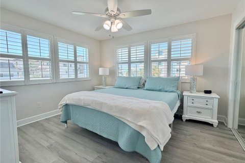 House in Redington Shores, Florida 4 bedrooms, 197.7 sq.m. № 2216059 - photo 16
