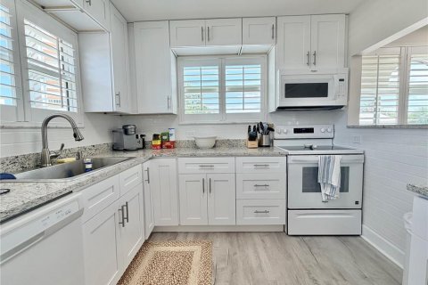 House in Redington Shores, Florida 4 bedrooms, 197.7 sq.m. № 2216059 - photo 14