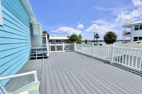 House in Redington Shores, Florida 4 bedrooms, 197.7 sq.m. № 2216059 - photo 23