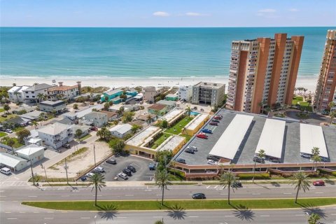 House in Redington Shores, Florida 4 bedrooms, 197.7 sq.m. № 2216059