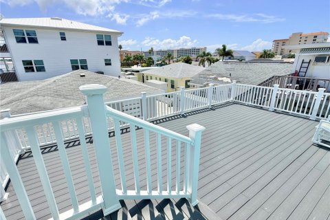 House in Redington Shores, Florida 4 bedrooms, 197.7 sq.m. № 2216059 - photo 22