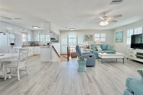 House in Redington Shores, Florida 4 bedrooms, 197.7 sq.m. № 2216059 - photo 10