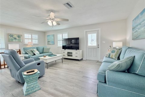 House in Redington Shores, Florida 4 bedrooms, 197.7 sq.m. № 2216059 - photo 9