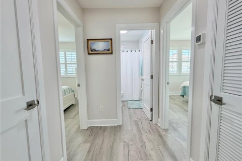 House in Redington Shores, Florida 4 bedrooms, 197.7 sq.m. № 2216059 - photo 15