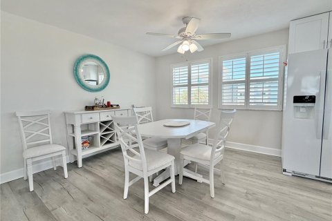 House in Redington Shores, Florida 4 bedrooms, 197.7 sq.m. № 2216059 - photo 12