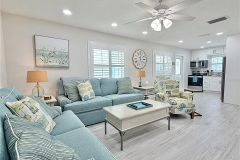 House in Redington Shores, Florida 4 bedrooms, 197.7 sq.m. № 2216059 - photo 29