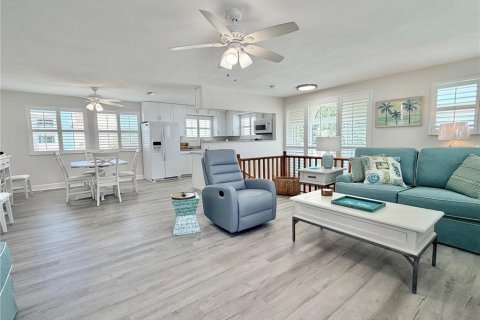 House in Redington Shores, Florida 4 bedrooms, 197.7 sq.m. № 2216059 - photo 8