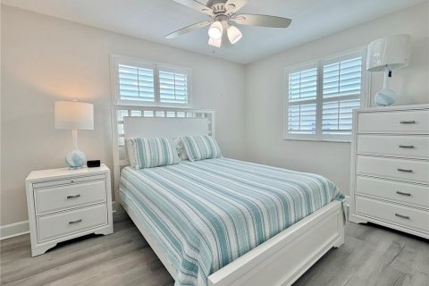 House in Redington Shores, Florida 4 bedrooms, 197.7 sq.m. № 2216059 - photo 20