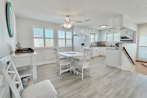 House in Redington Shores, Florida 4 bedrooms, 197.7 sq.m. № 2216059 - photo 11
