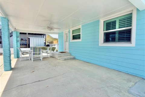 House in Redington Shores, Florida 4 bedrooms, 197.7 sq.m. № 2216059 - photo 5