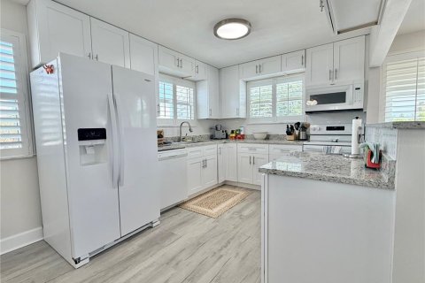 House in Redington Shores, Florida 4 bedrooms, 197.7 sq.m. № 2216059 - photo 13