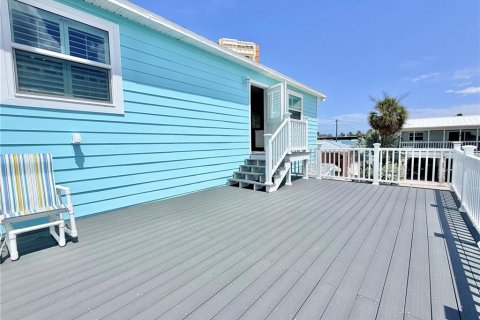House in Redington Shores, Florida 4 bedrooms, 197.7 sq.m. № 2216059 - photo 24