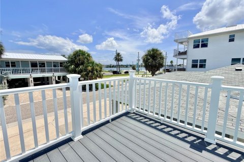 House in Redington Shores, Florida 4 bedrooms, 197.7 sq.m. № 2216059 - photo 25