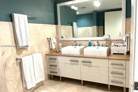 Condo in Miami, Florida, 1 bedroom  № 2029567 - photo 7