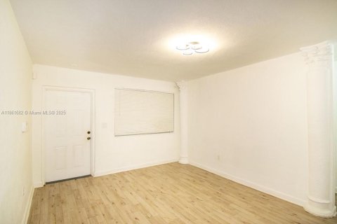 Купить коммерческую недвижимость в Майами, Флорида 140.47м2, № 1958675 - фото 7