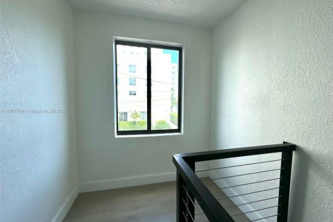 Commercial property in Miami, Florida 314.57 sq.m. № 1965751 - photo 18