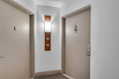 Condo in Miami, Florida, 2 bedrooms № 2086307 - photo 25