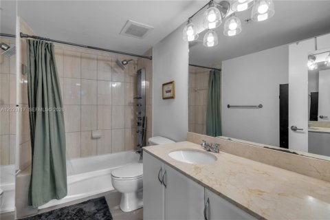 Condo in Miami, Florida, 2 bedrooms № 2086307 - photo 18
