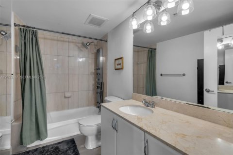 Condo in Miami, Florida, 2 bedrooms № 2086307 - photo 19