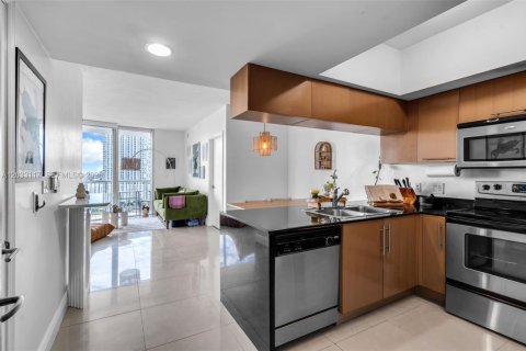 Condo in Miami, Florida, 2 bedrooms № 2086307 - photo 2