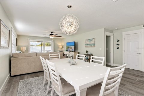 House in Anna Maria, Florida 4 bedrooms, 206.71 sq.m. № 2103971 - photo 11