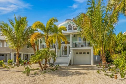House in Anna Maria, Florida 4 bedrooms, 206.71 sq.m. № 2103971 - photo 2