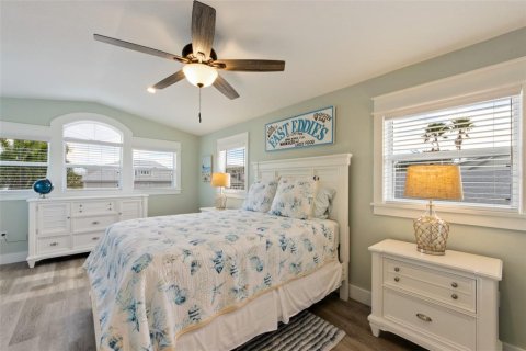 House in Anna Maria, Florida 4 bedrooms, 206.71 sq.m. № 2103971 - photo 15