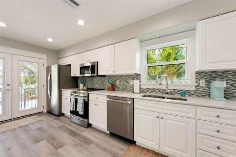 House in Anna Maria, Florida 4 bedrooms, 206.71 sq.m. № 2103971 - photo 6