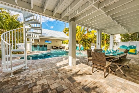 House in Anna Maria, Florida 4 bedrooms, 206.71 sq.m. № 2103971 - photo 29