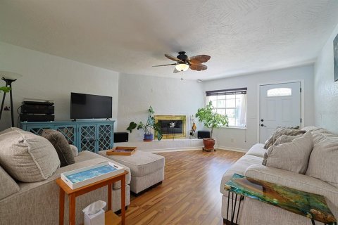 Villa ou maison à vendre à New Smyrna Beach, Floride: 4 chambres, 152.17 m2 № 2197747 - photo 4