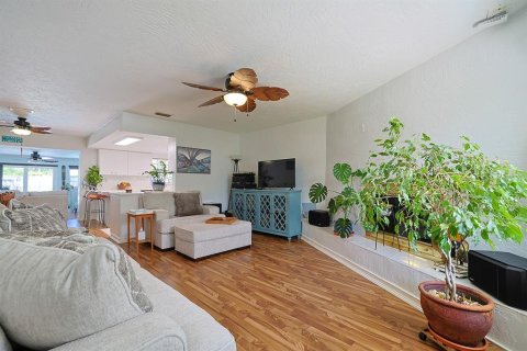 Villa ou maison à vendre à New Smyrna Beach, Floride: 4 chambres, 152.17 m2 № 2197747 - photo 3