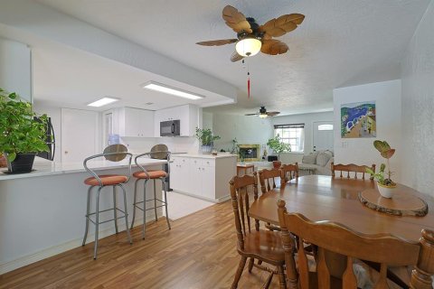 Villa ou maison à vendre à New Smyrna Beach, Floride: 4 chambres, 152.17 m2 № 2197747 - photo 8