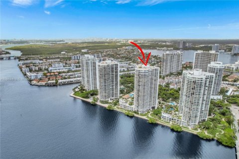 Condo in Aventura, Florida, 2 bedrooms  № 1859059 - photo 25