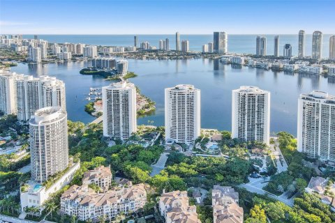Condo in Aventura, Florida, 2 bedrooms  № 1859059 - photo 1