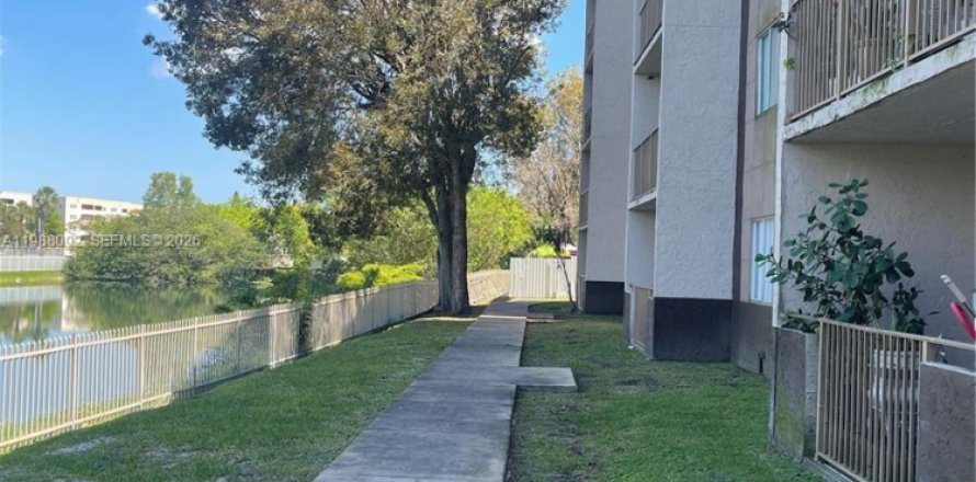 Кондоминиум с 2 спальнями в Майами, Флорида № 2049047