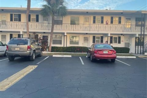 Снять в аренду кондоминиум в Ларго, Флорида 4 комнаты, 61.13м2, № 1618838 - фото 1