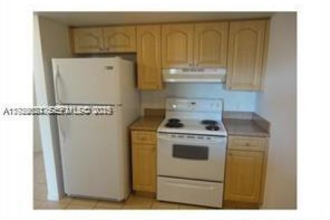 Condominio en alquiler en Miami, Florida, 2 dormitorios, 82.87 m2 № 1992814 - foto 5