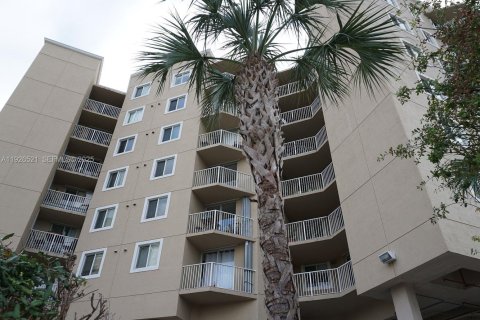 Condominio en alquiler en Miami, Florida, 2 dormitorios, 82.87 m2 № 1992814 - foto 1