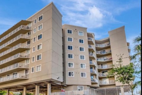 Condominio en alquiler en Miami, Florida, 2 dormitorios, 82.87 m2 № 1992814 - foto 3