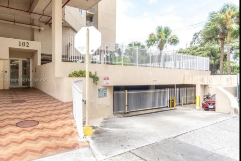 Condominio en alquiler en Miami, Florida, 2 dormitorios, 82.87 m2 № 1992814 - foto 2