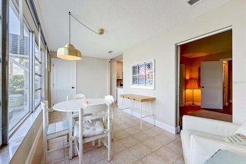 Condo in Gulfport, Florida, 2 bedrooms  № 2151494 - photo 21