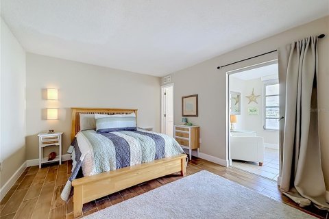 Condo in Gulfport, Florida, 2 bedrooms  № 2151494 - photo 23