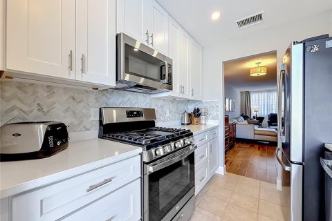 Condo in Gulfport, Florida, 2 bedrooms  № 2151494 - photo 11